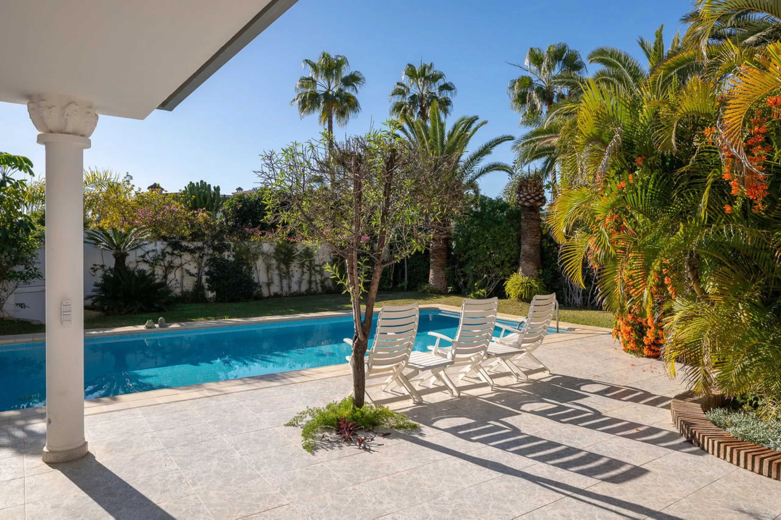 This charming and bright Andalusian style villa is located in the centre of the popular urbanisation of Marbesa.