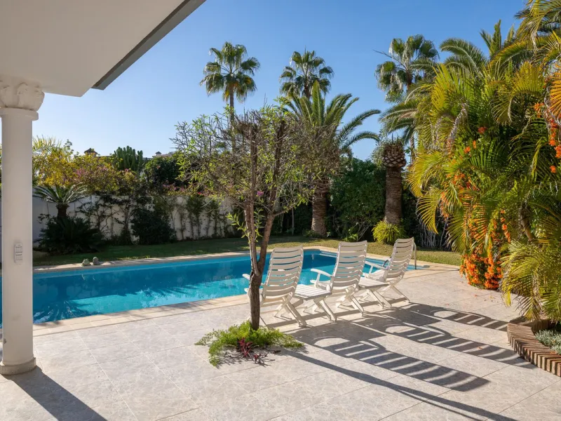 This charming and bright Andalusian style villa is located in the centre of the popular urbanisation of Marbesa.