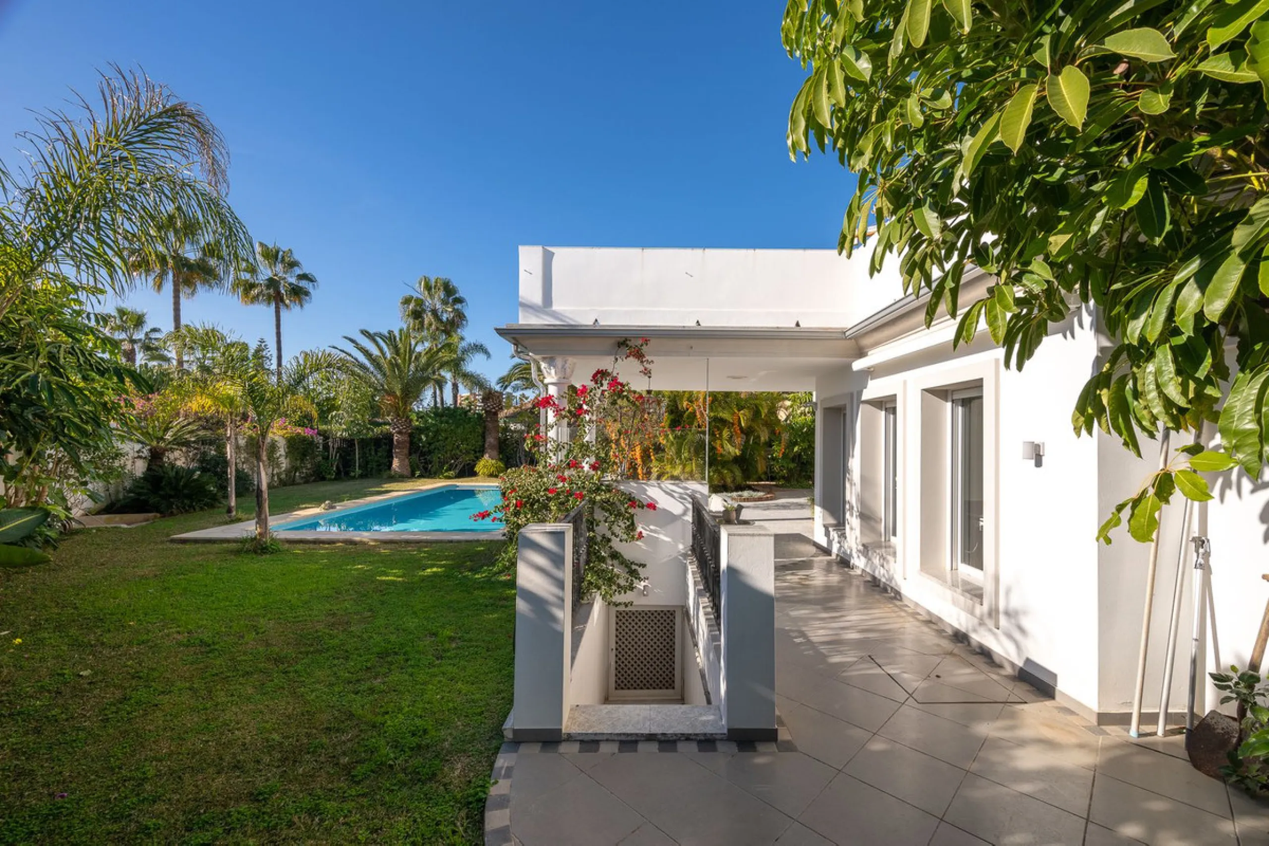 This charming and bright Andalusian style villa is located in the centre of the popular urbanisation of Marbesa.
