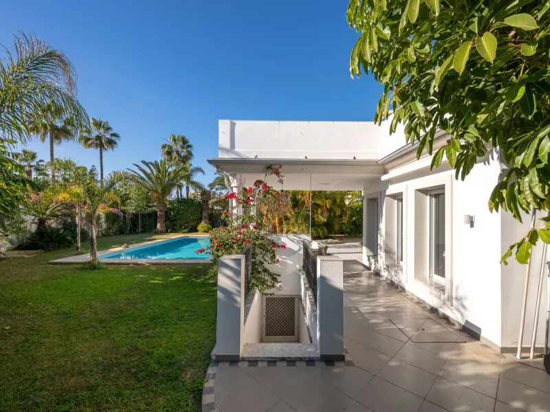 This charming and bright Andalusian style villa is located in the centre of the popular urbanisation of Marbesa.