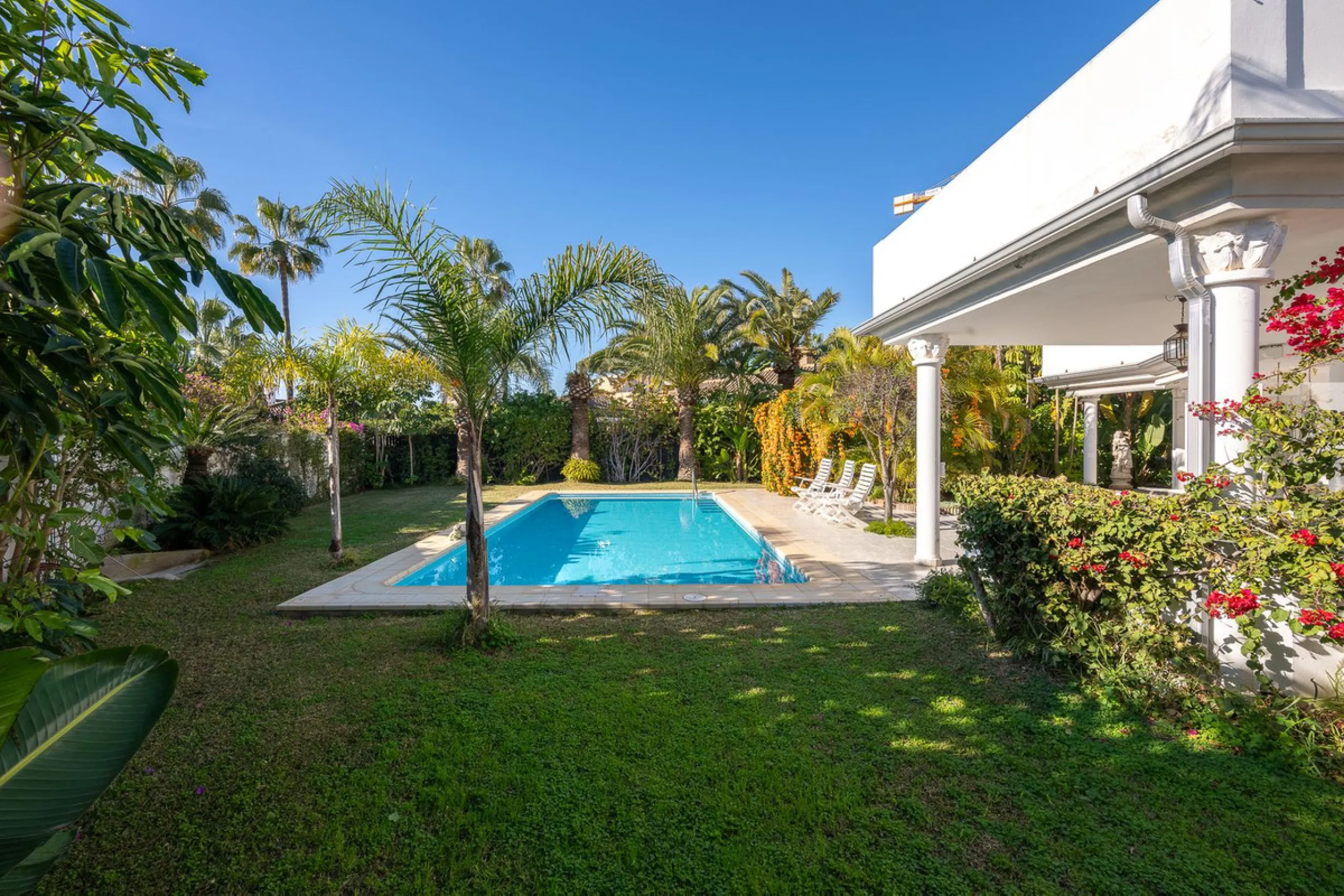 This charming and bright Andalusian style villa is located in the centre of the popular urbanisation of Marbesa.