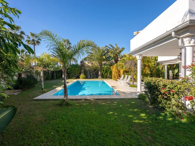 This charming and bright Andalusian style villa is located in the centre of the popular urbanisation of Marbesa.