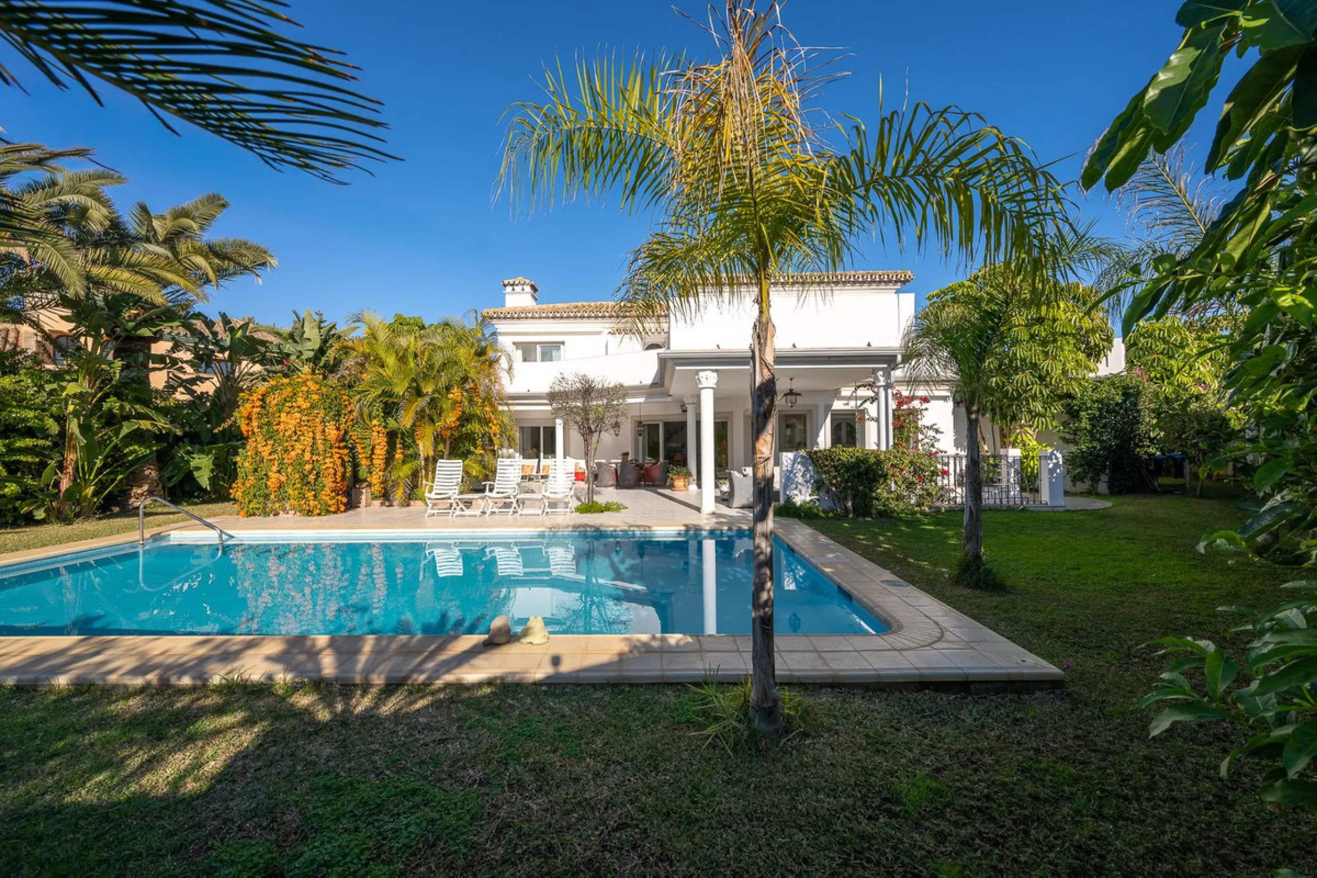 This charming and bright Andalusian style villa is located in the centre of the popular urbanisation of Marbesa.