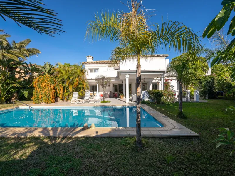 This charming and bright Andalusian style villa is located in the centre of the popular urbanisation of Marbesa.