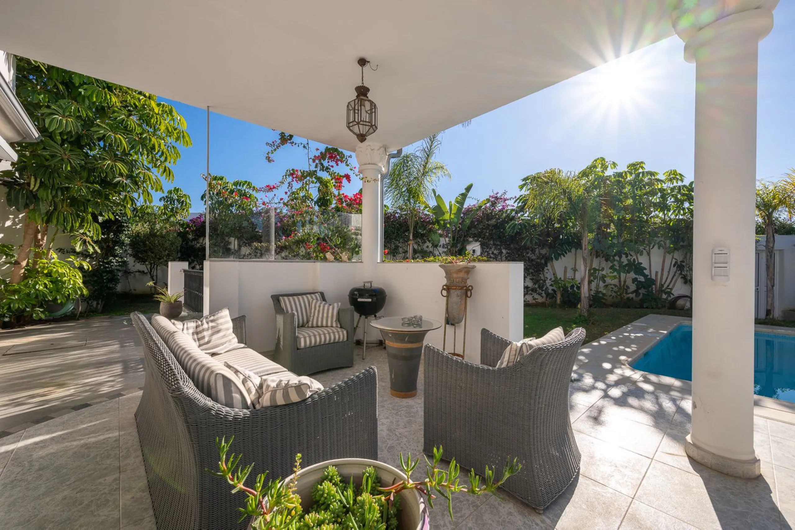 This charming and bright Andalusian style villa is located in the centre of the popular urbanisation of Marbesa.