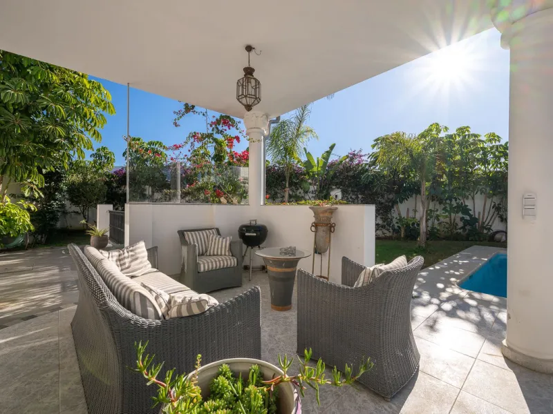 This charming and bright Andalusian style villa is located in the centre of the popular urbanisation of Marbesa.