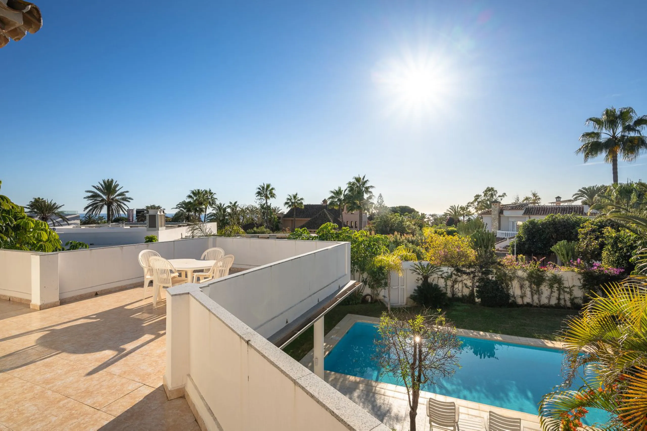 This charming and bright Andalusian style villa is located in the centre of the popular urbanisation of Marbesa.