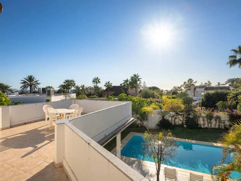 This charming and bright Andalusian style villa is located in the centre of the popular urbanisation of Marbesa.