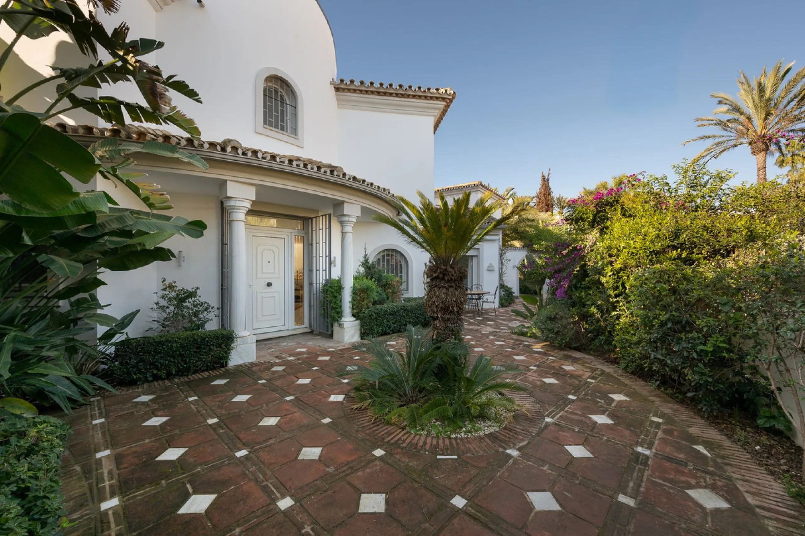 This charming and bright Andalusian style villa is located in the centre of the popular urbanisation of Marbesa.