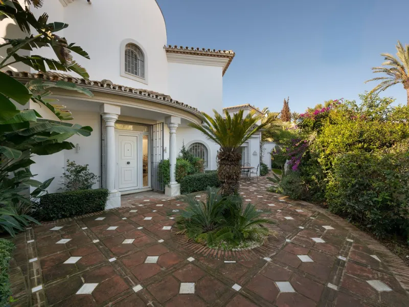This charming and bright Andalusian style villa is located in the centre of the popular urbanisation of Marbesa.