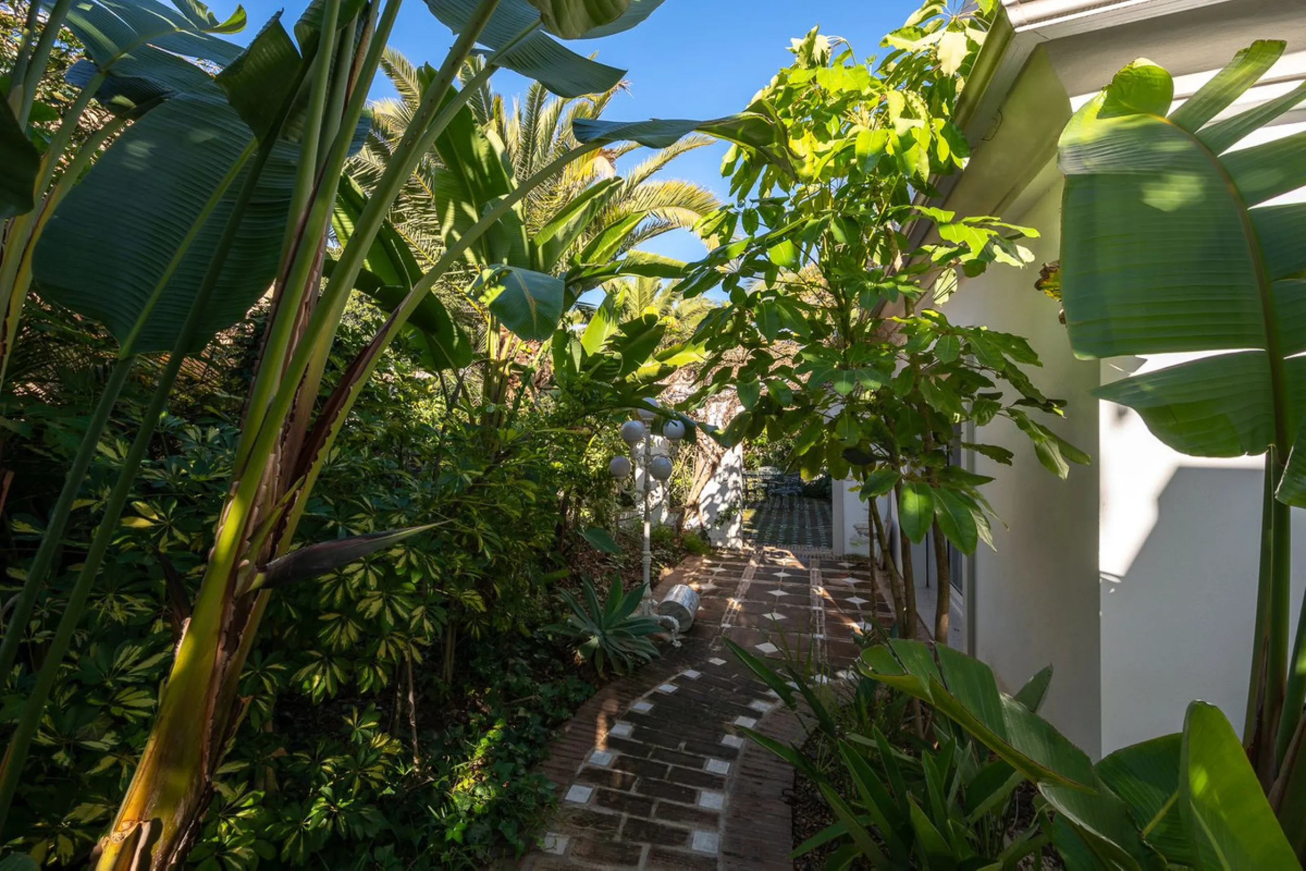 This charming and bright Andalusian style villa is located in the centre of the popular urbanisation of Marbesa.