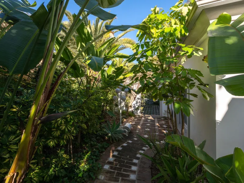 This charming and bright Andalusian style villa is located in the centre of the popular urbanisation of Marbesa.