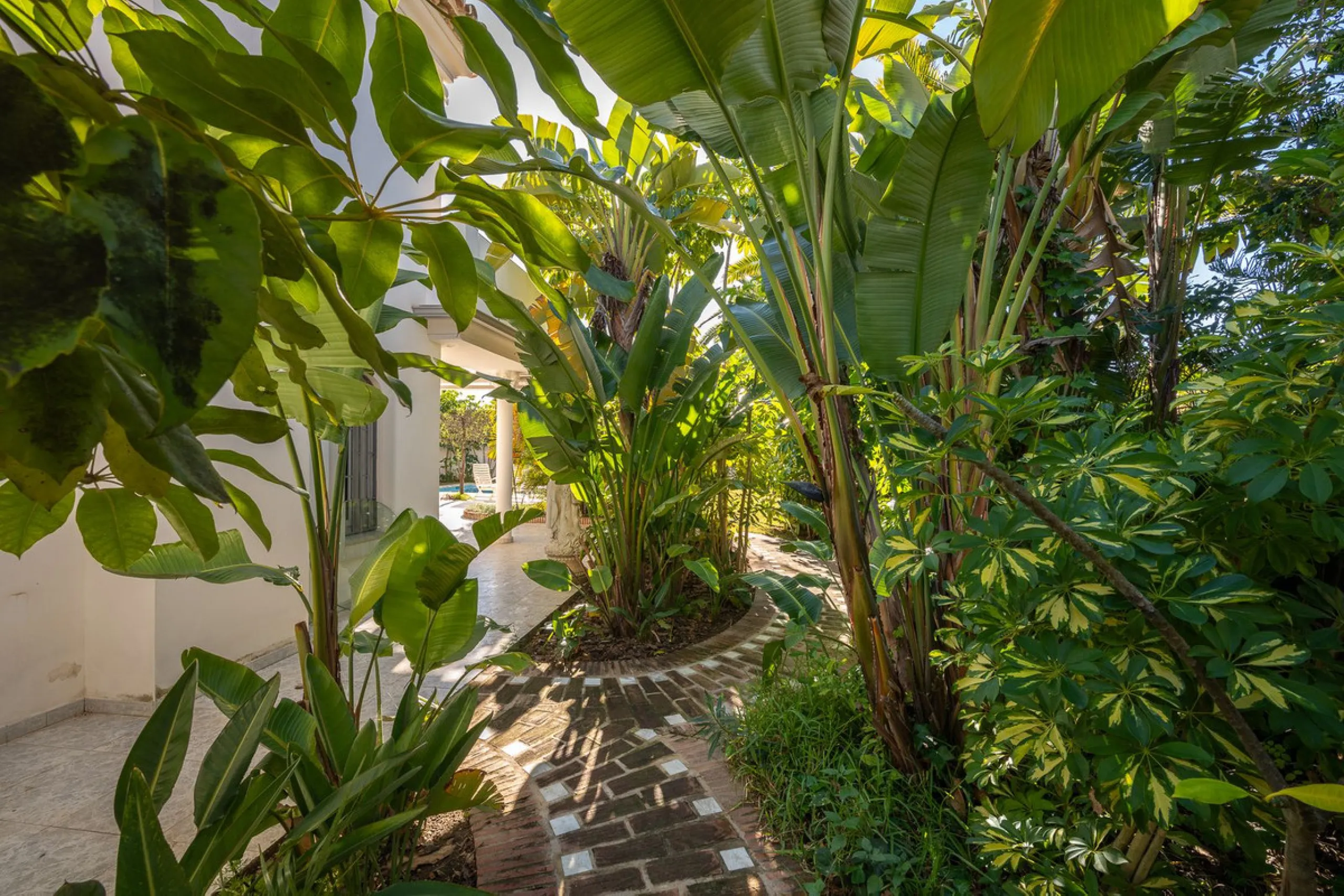 This charming and bright Andalusian style villa is located in the centre of the popular urbanisation of Marbesa.