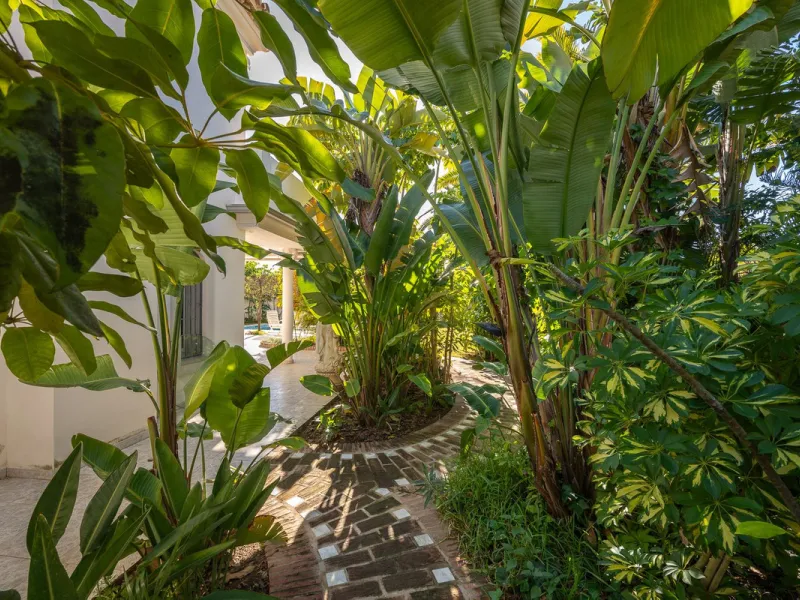 This charming and bright Andalusian style villa is located in the centre of the popular urbanisation of Marbesa.