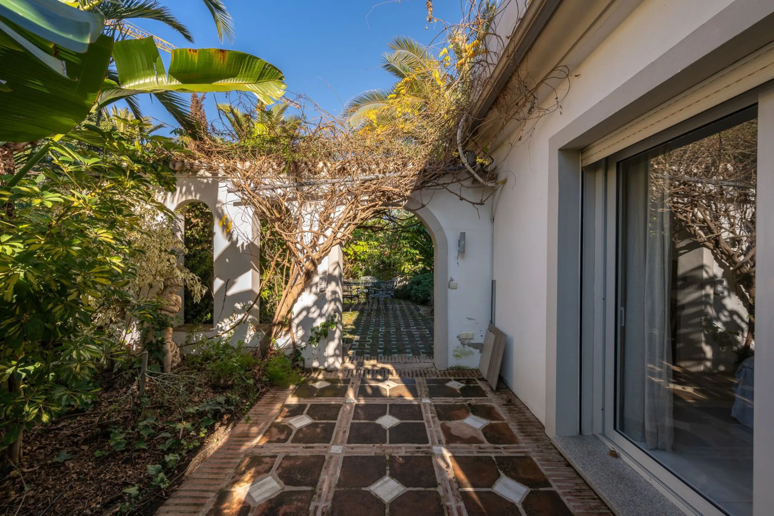 This charming and bright Andalusian style villa is located in the centre of the popular urbanisation of Marbesa.