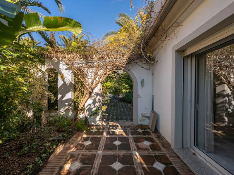 This charming and bright Andalusian style villa is located in the centre of the popular urbanisation of Marbesa.