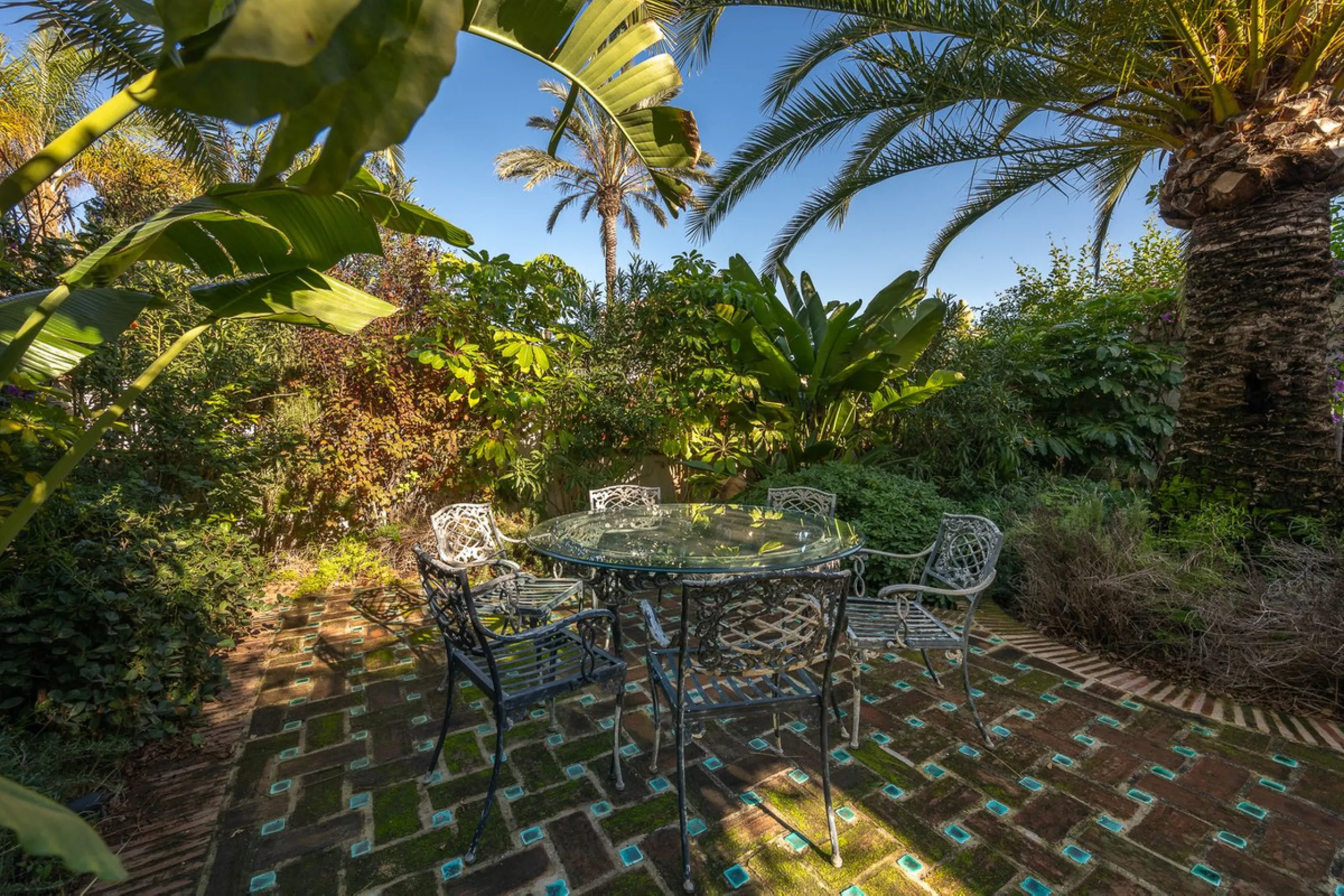 This charming and bright Andalusian style villa is located in the centre of the popular urbanisation of Marbesa.