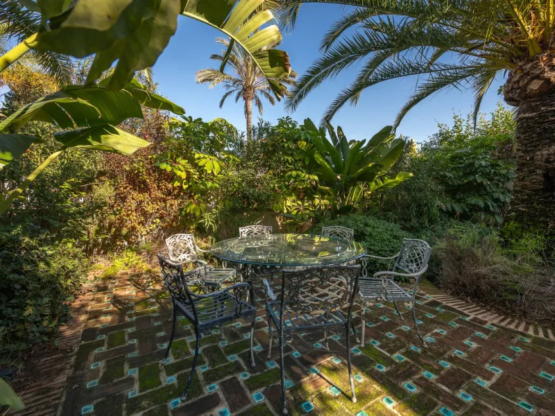 This charming and bright Andalusian style villa is located in the centre of the popular urbanisation of Marbesa.