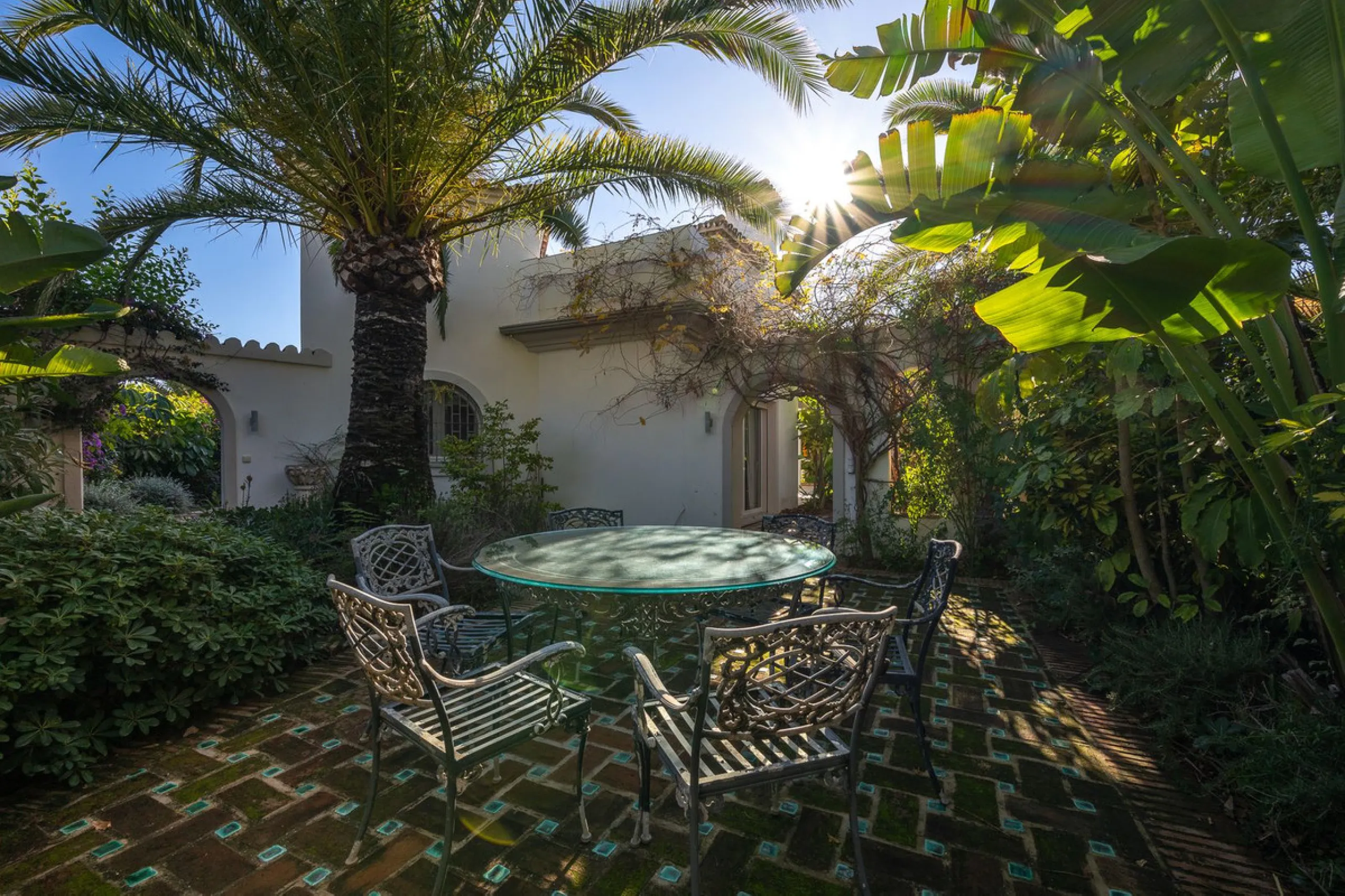 This charming and bright Andalusian style villa is located in the centre of the popular urbanisation of Marbesa.