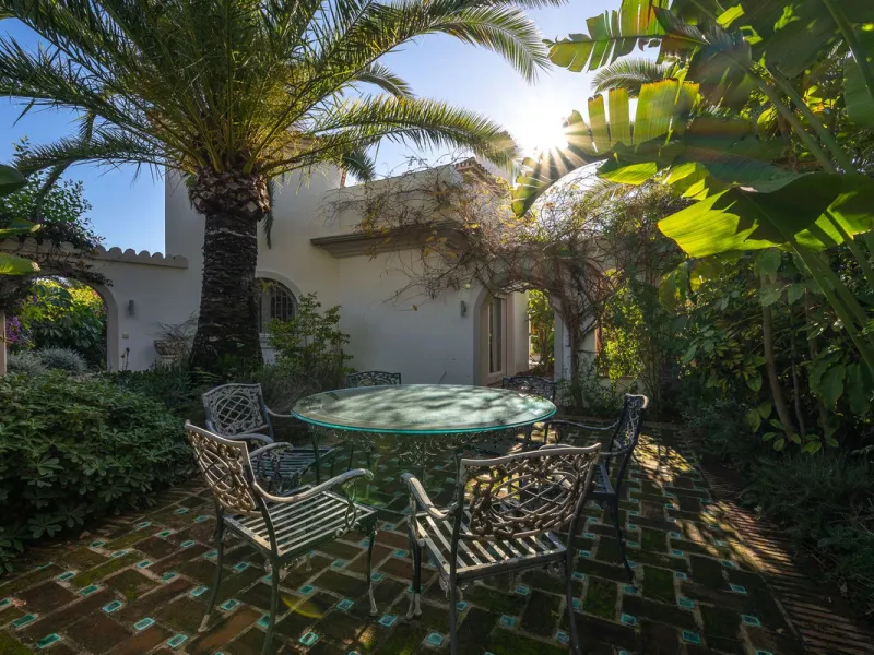This charming and bright Andalusian style villa is located in the centre of the popular urbanisation of Marbesa.