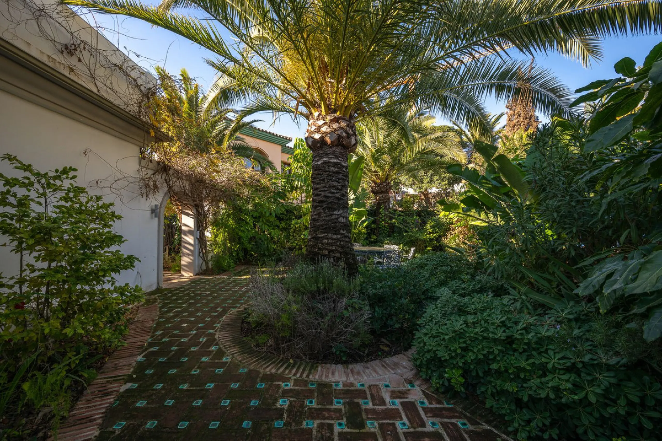 This charming and bright Andalusian style villa is located in the centre of the popular urbanisation of Marbesa.