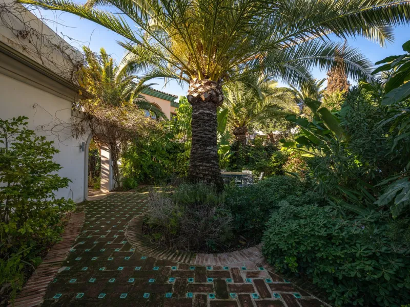 This charming and bright Andalusian style villa is located in the centre of the popular urbanisation of Marbesa.
