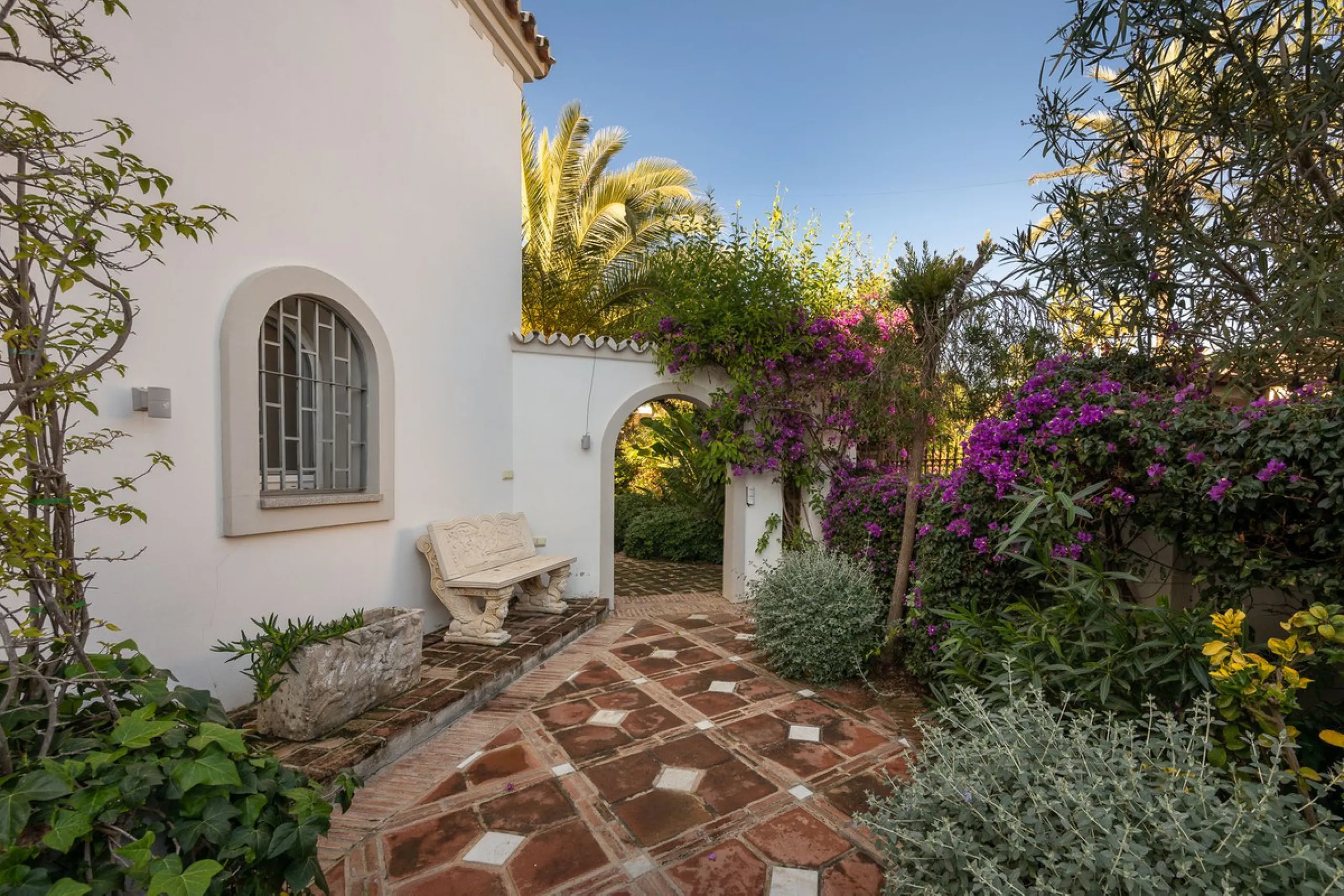 This charming and bright Andalusian style villa is located in the centre of the popular urbanisation of Marbesa.