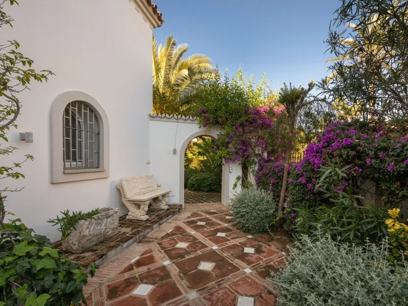 This charming and bright Andalusian style villa is located in the centre of the popular urbanisation of Marbesa.