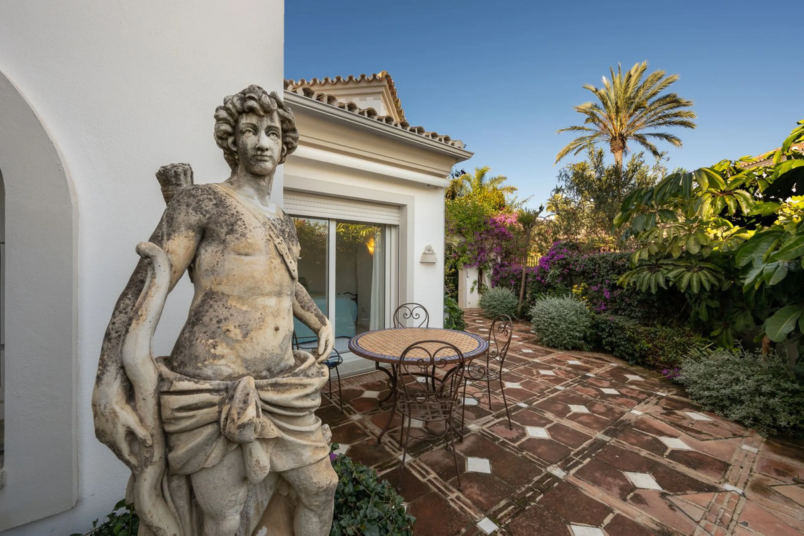 This charming and bright Andalusian style villa is located in the centre of the popular urbanisation of Marbesa.