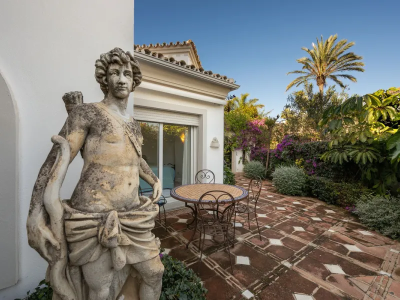 This charming and bright Andalusian style villa is located in the centre of the popular urbanisation of Marbesa.