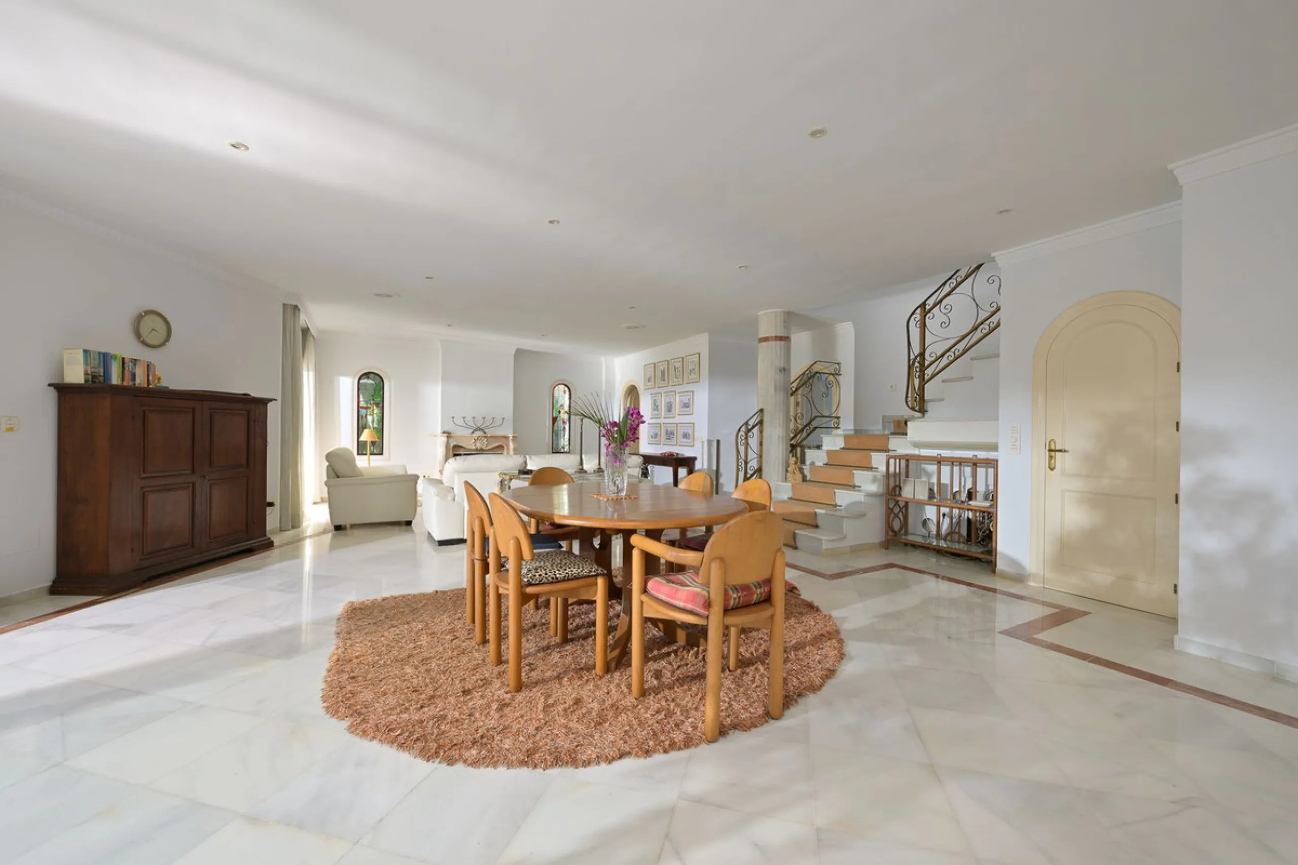 This charming and bright Andalusian style villa is located in the centre of the popular urbanisation of Marbesa.