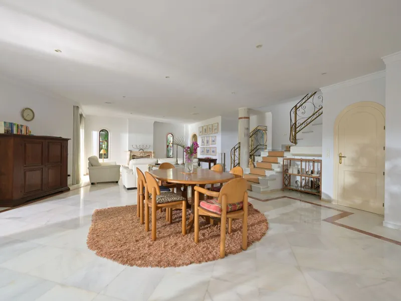 This charming and bright Andalusian style villa is located in the centre of the popular urbanisation of Marbesa.