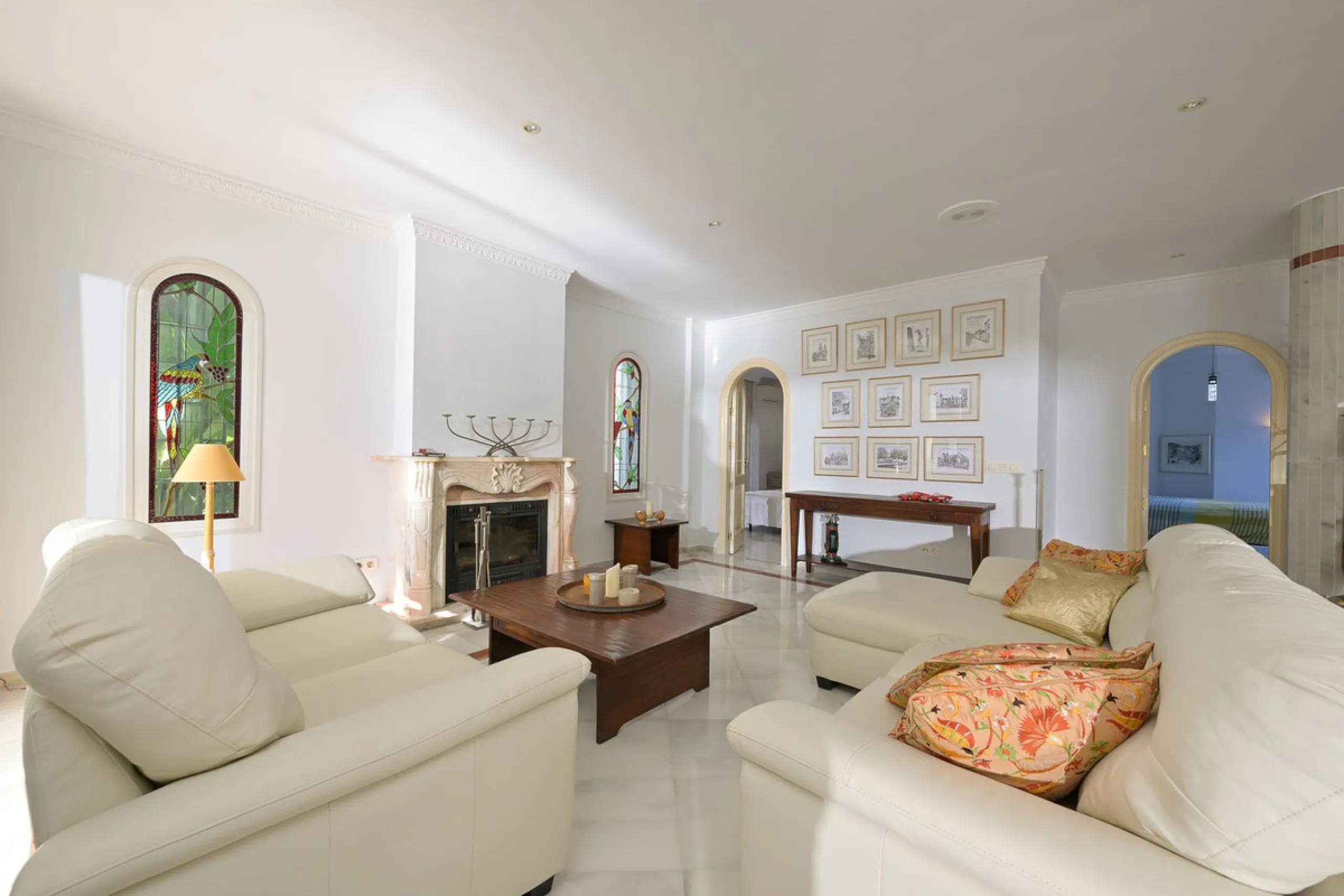 This charming and bright Andalusian style villa is located in the centre of the popular urbanisation of Marbesa.