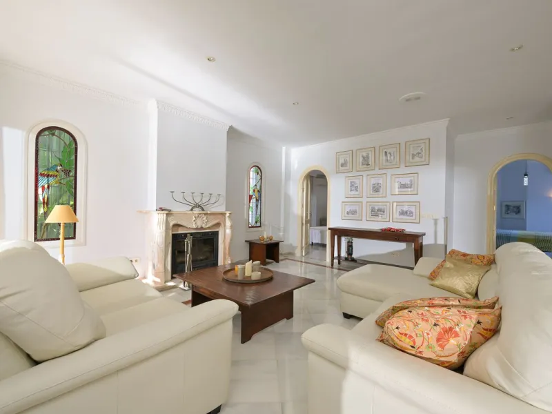 This charming and bright Andalusian style villa is located in the centre of the popular urbanisation of Marbesa.