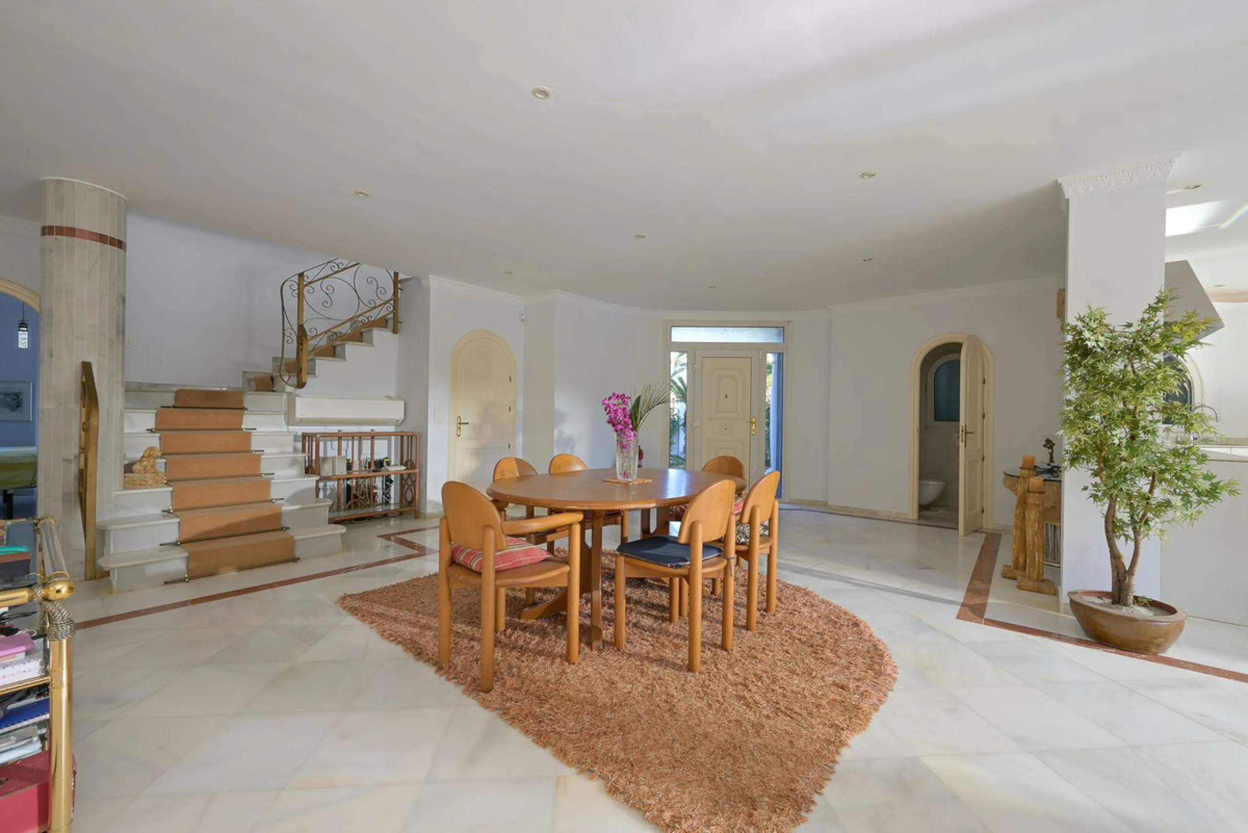 This charming and bright Andalusian style villa is located in the centre of the popular urbanisation of Marbesa.