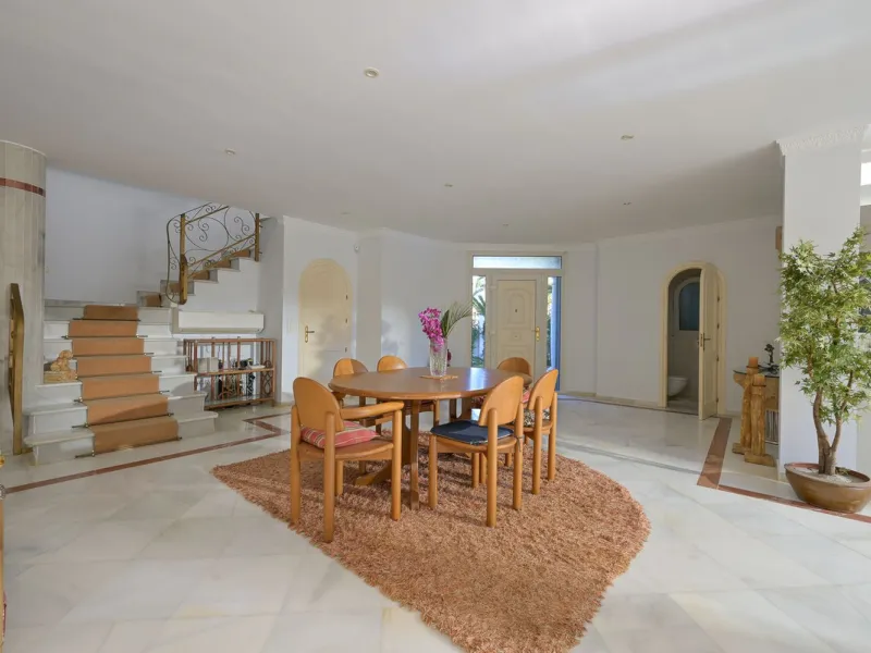 This charming and bright Andalusian style villa is located in the centre of the popular urbanisation of Marbesa.