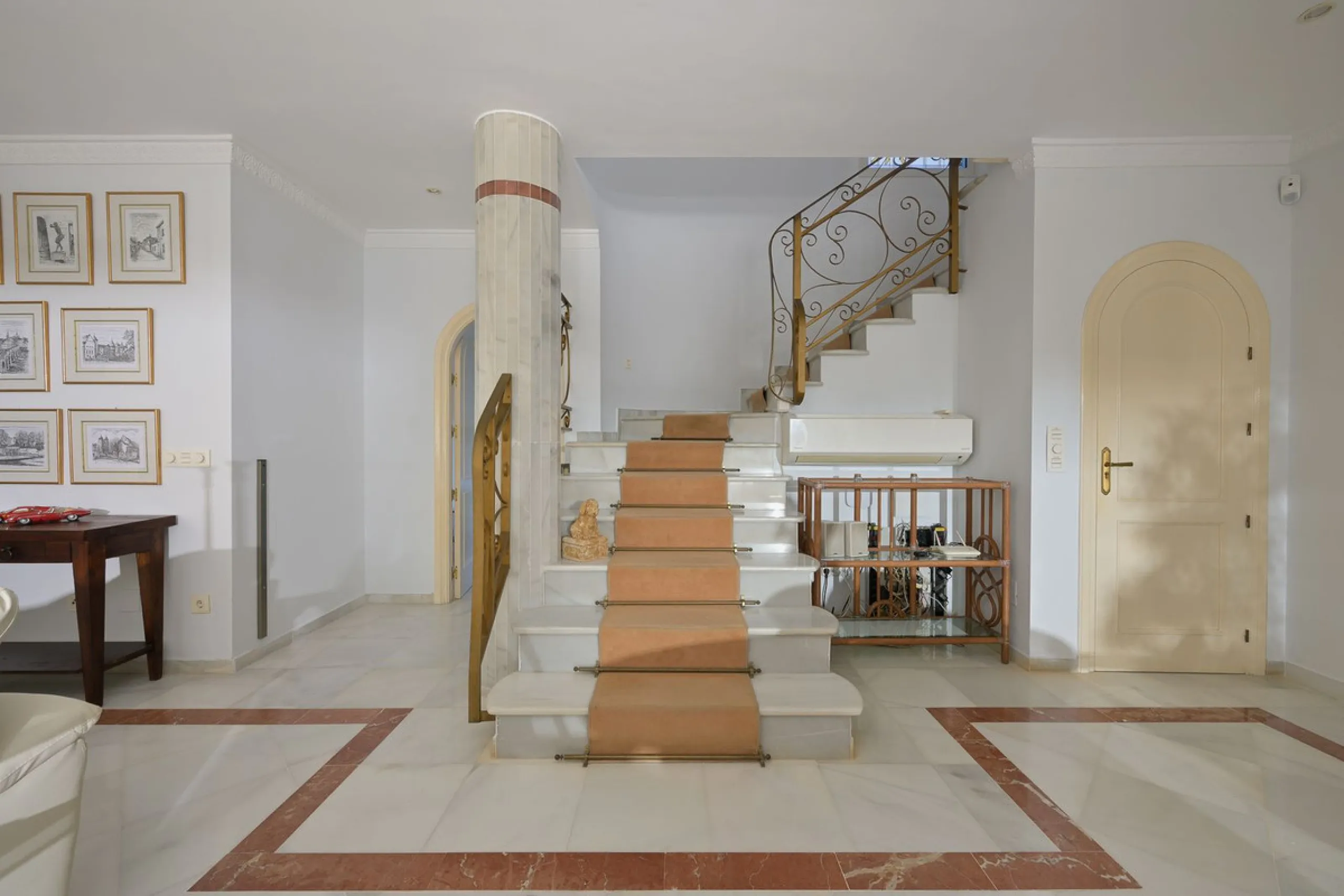 This charming and bright Andalusian style villa is located in the centre of the popular urbanisation of Marbesa.