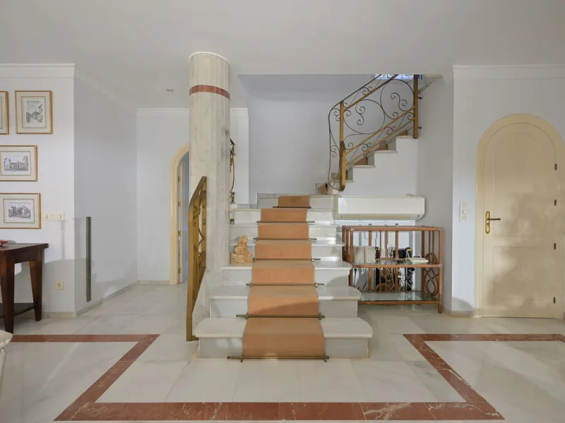 This charming and bright Andalusian style villa is located in the centre of the popular urbanisation of Marbesa.