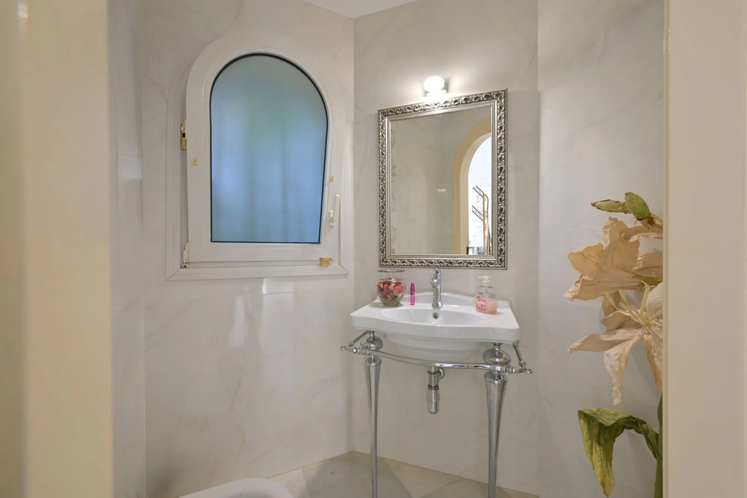 This charming and bright Andalusian style villa is located in the centre of the popular urbanisation of Marbesa.