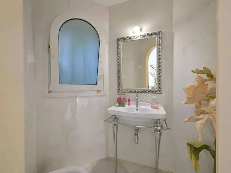 This charming and bright Andalusian style villa is located in the centre of the popular urbanisation of Marbesa.