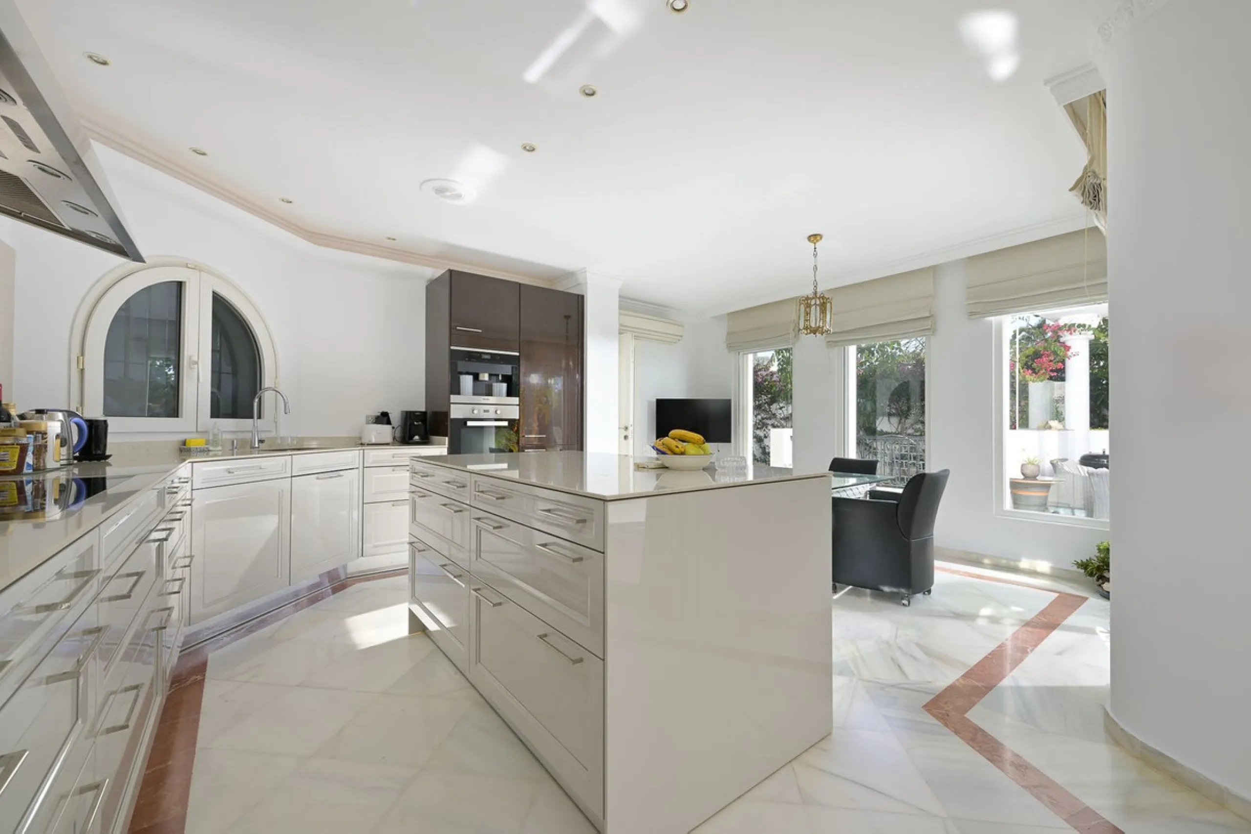 This charming and bright Andalusian style villa is located in the centre of the popular urbanisation of Marbesa.