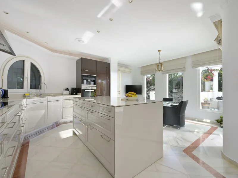 This charming and bright Andalusian style villa is located in the centre of the popular urbanisation of Marbesa.