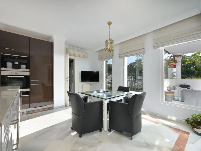 This charming and bright Andalusian style villa is located in the centre of the popular urbanisation of Marbesa.
