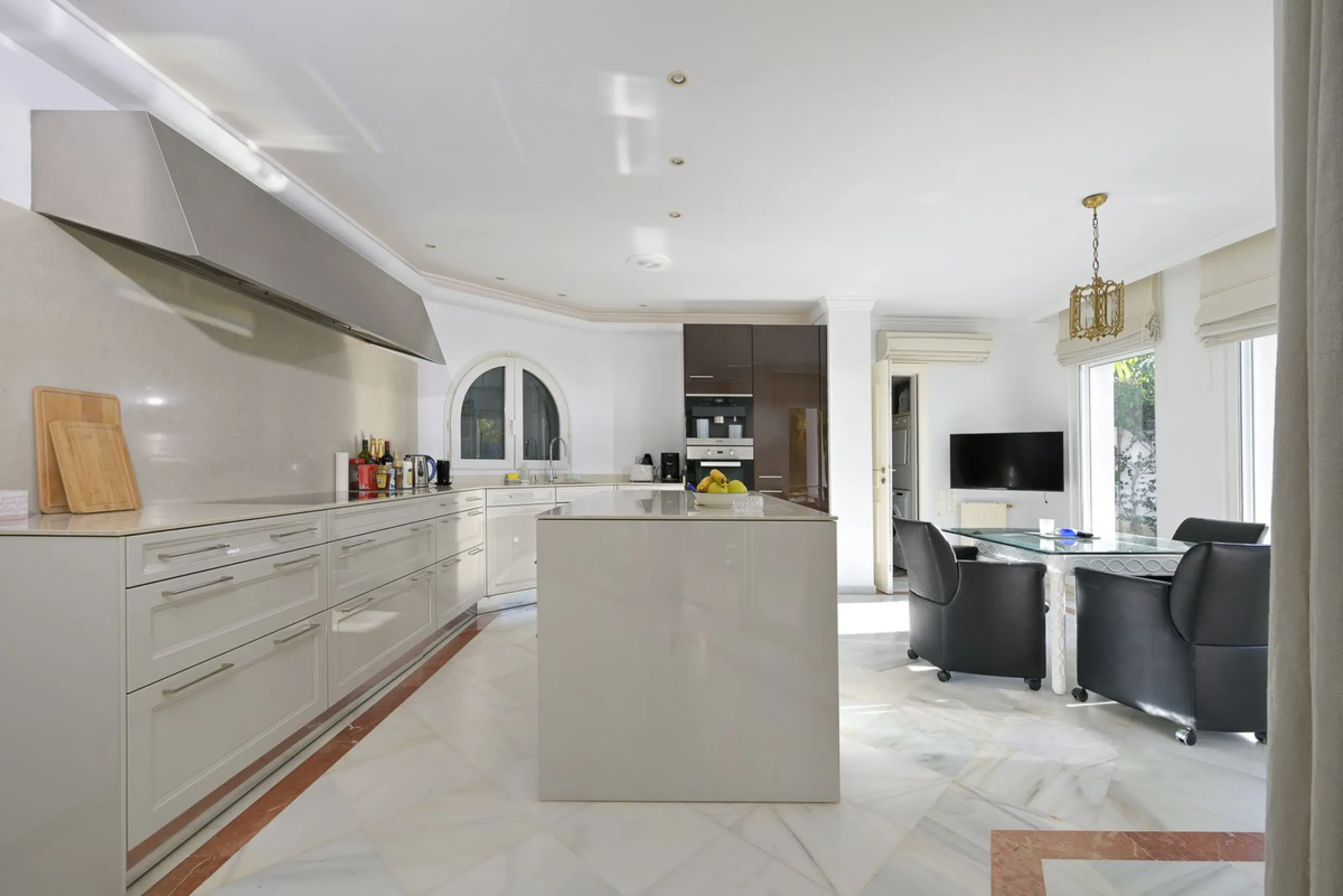 This charming and bright Andalusian style villa is located in the centre of the popular urbanisation of Marbesa.