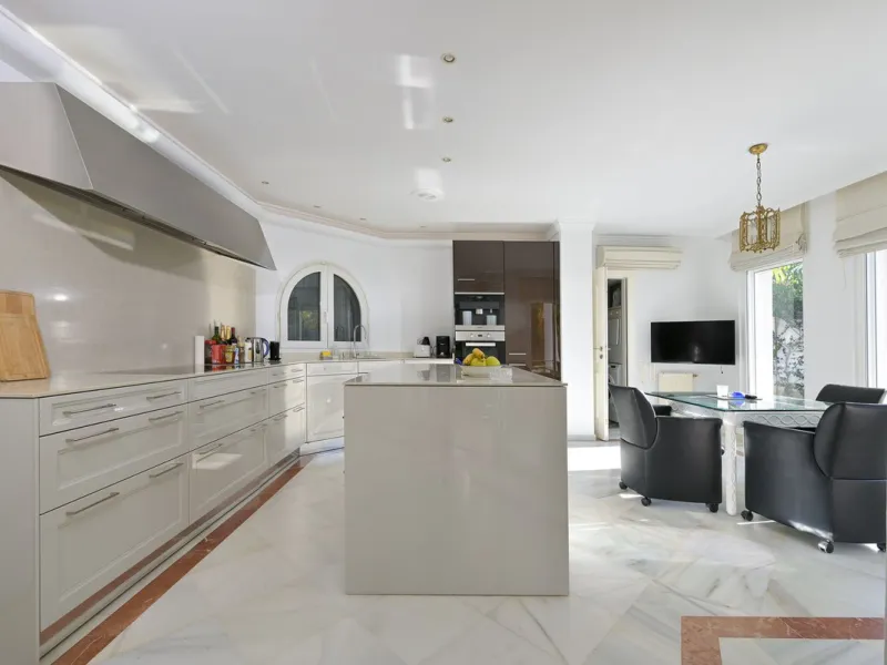 This charming and bright Andalusian style villa is located in the centre of the popular urbanisation of Marbesa.
