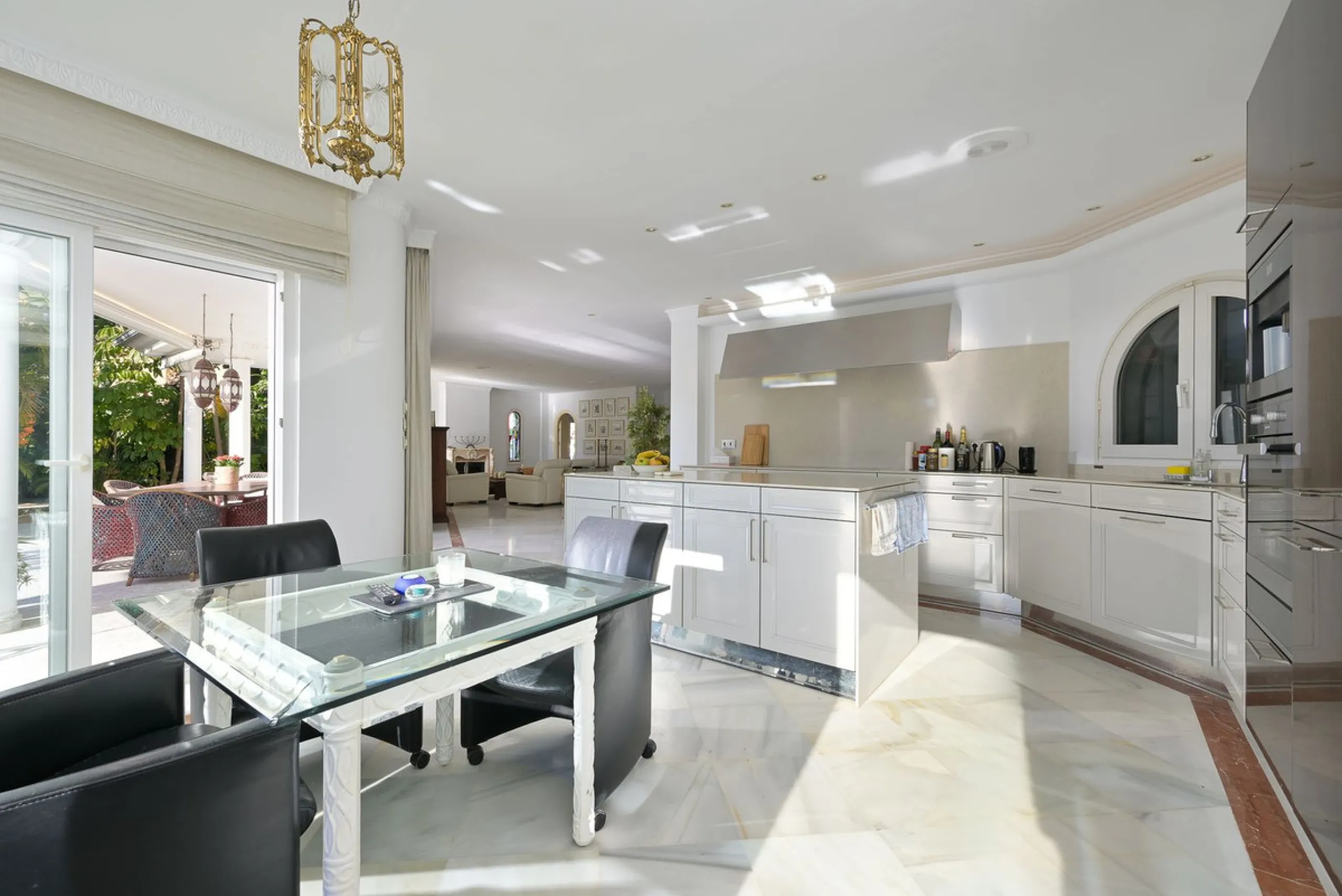 This charming and bright Andalusian style villa is located in the centre of the popular urbanisation of Marbesa.