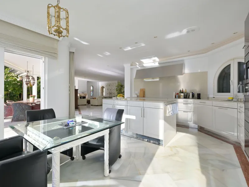 This charming and bright Andalusian style villa is located in the centre of the popular urbanisation of Marbesa.