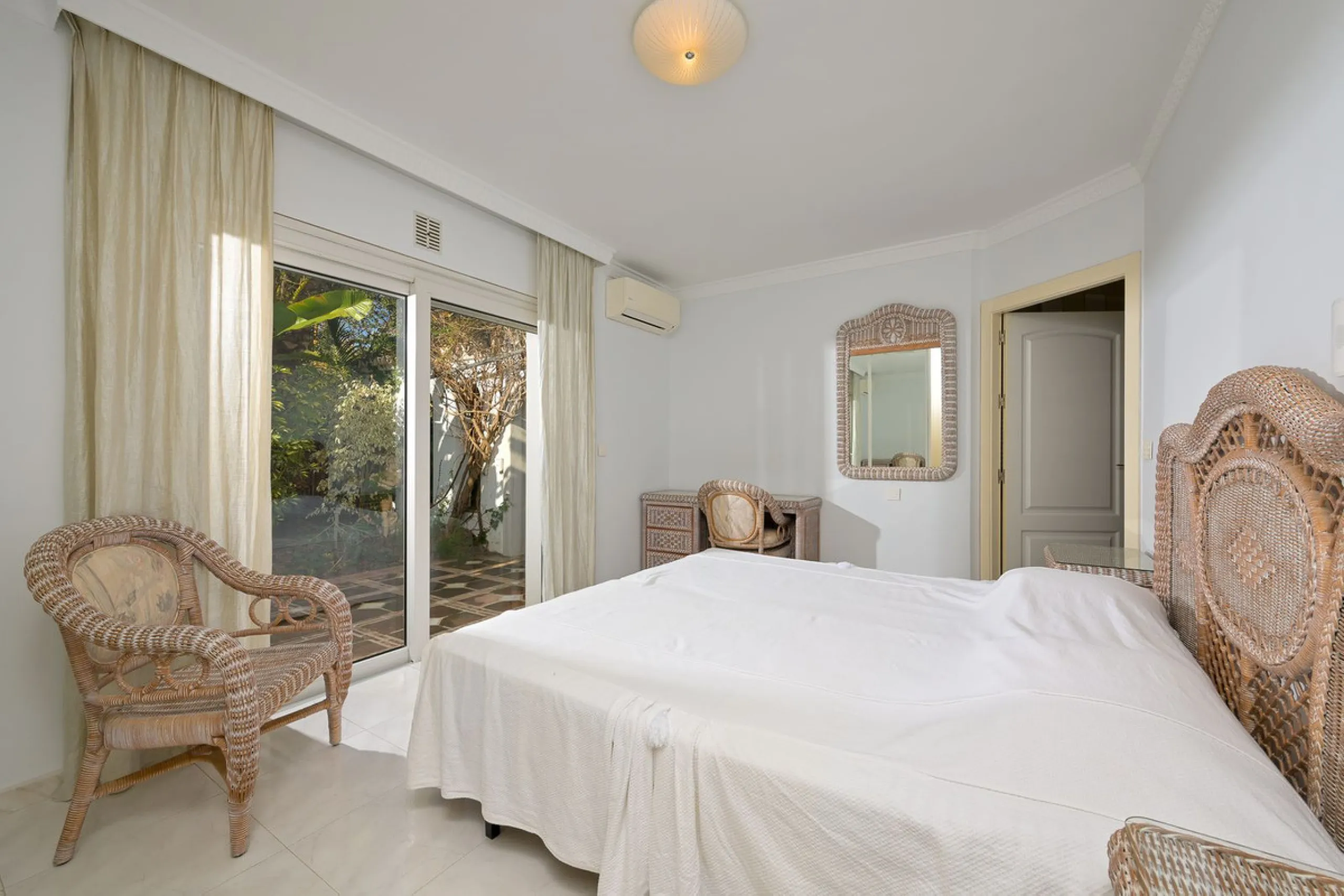 This charming and bright Andalusian style villa is located in the centre of the popular urbanisation of Marbesa.