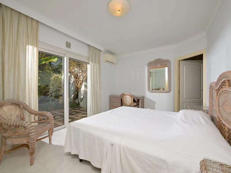 This charming and bright Andalusian style villa is located in the centre of the popular urbanisation of Marbesa.