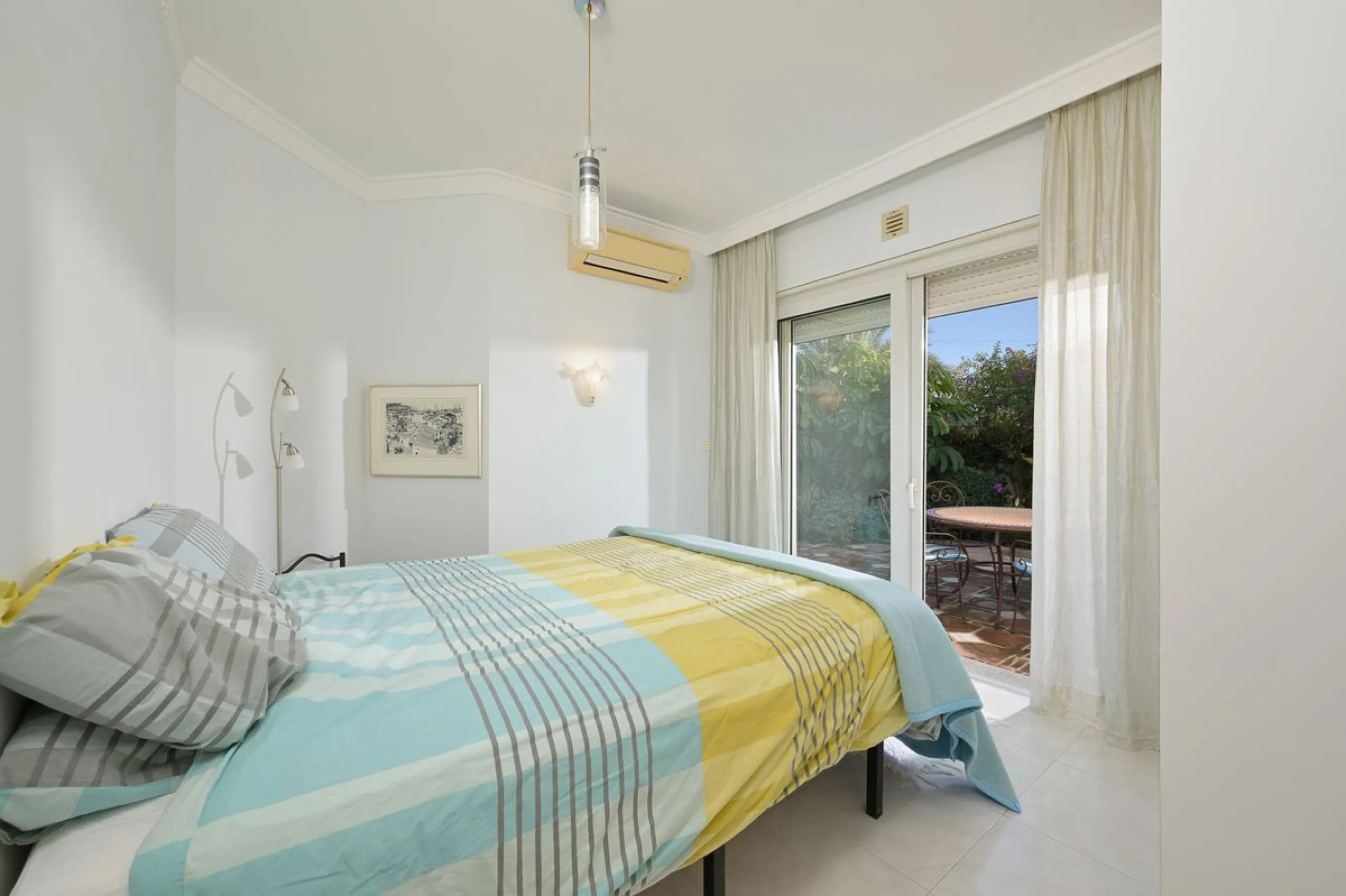 This charming and bright Andalusian style villa is located in the centre of the popular urbanisation of Marbesa.
